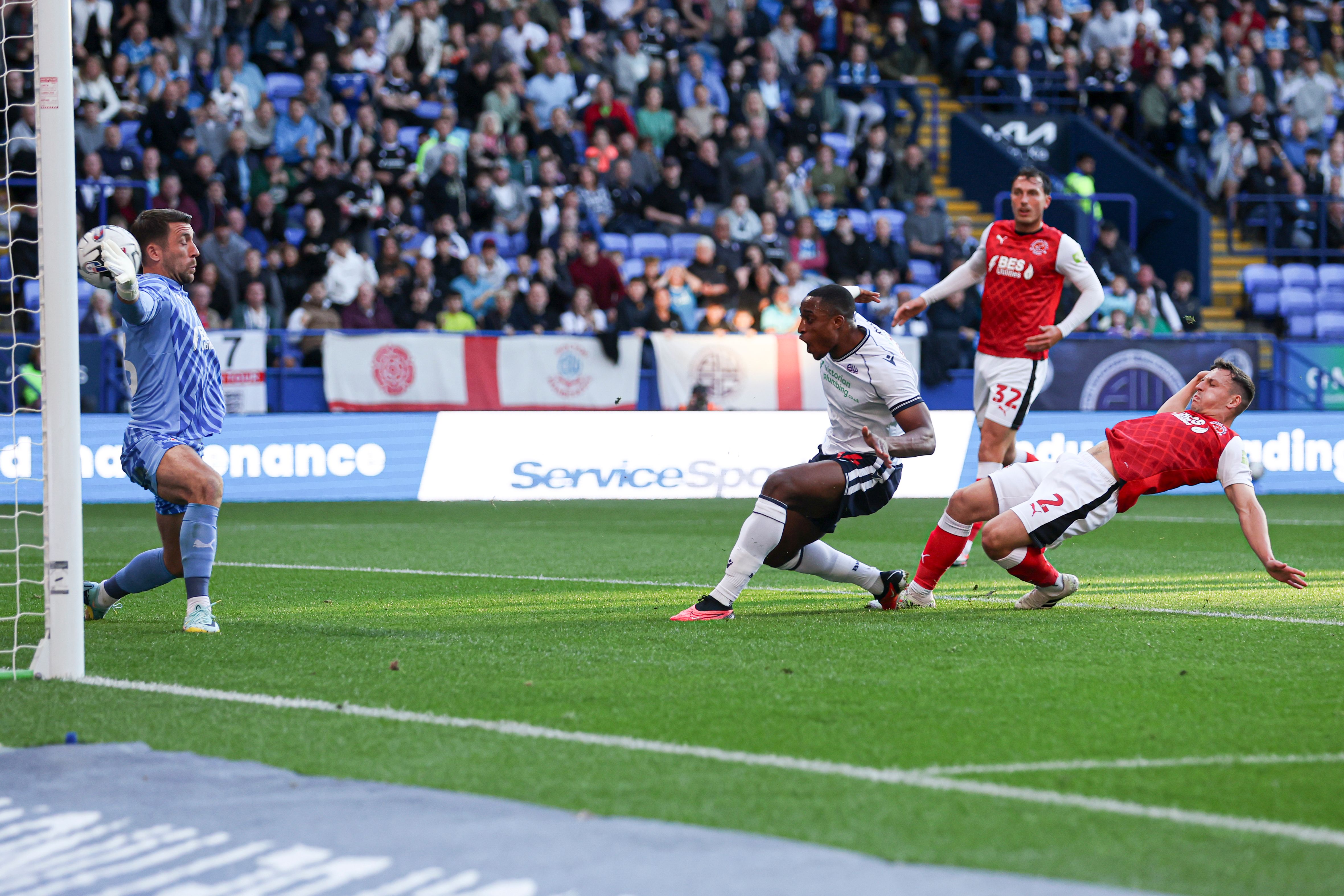 Adeboyejo third goal Fleetwood