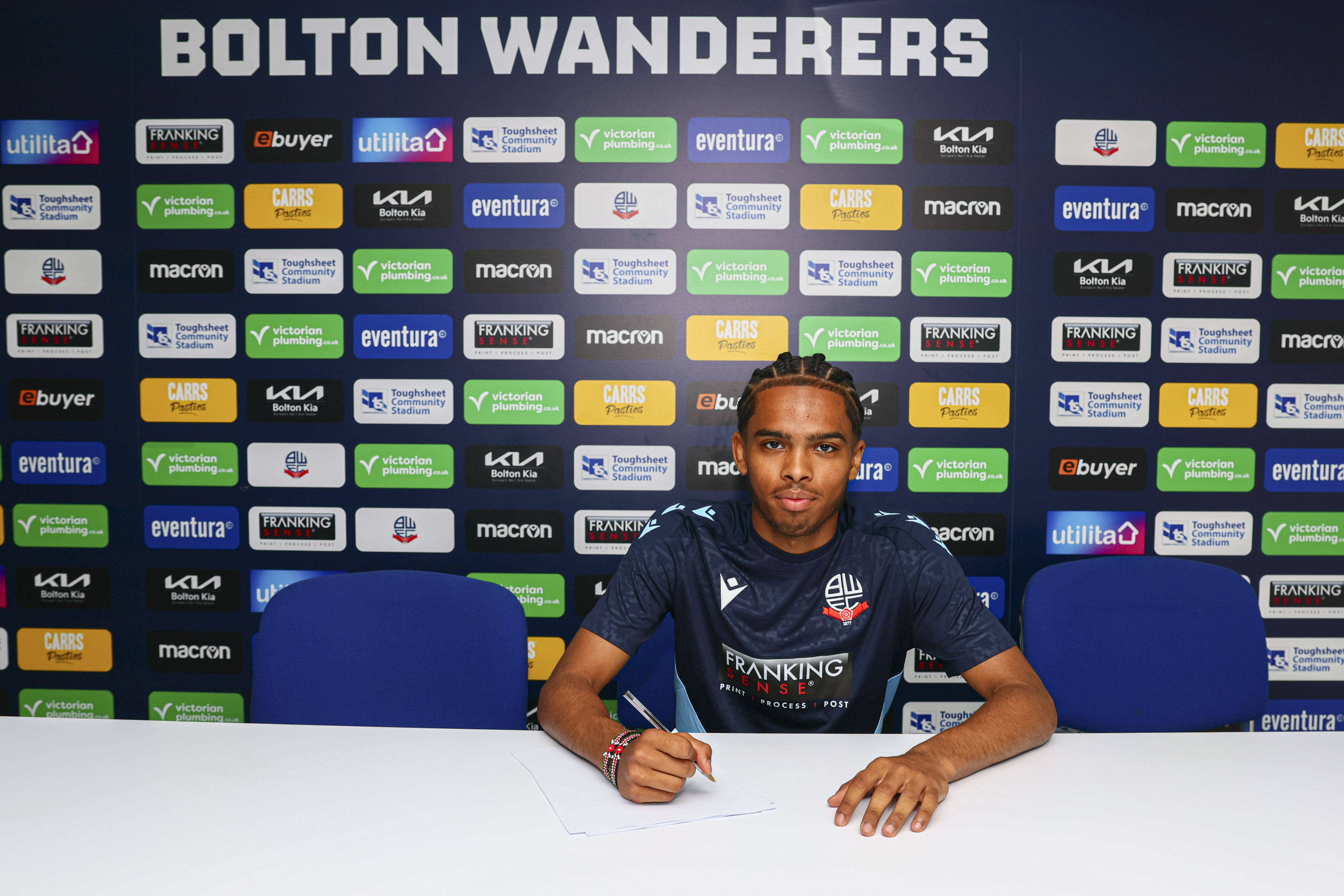 Qunes Fakhy signing