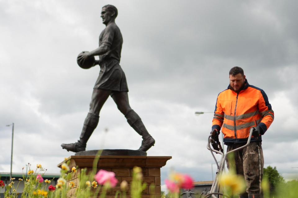 Craig Carroll statue cleaning