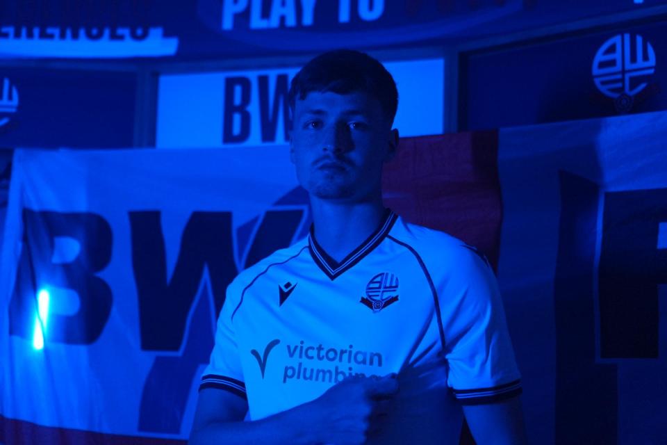 Zac Ashworth signing