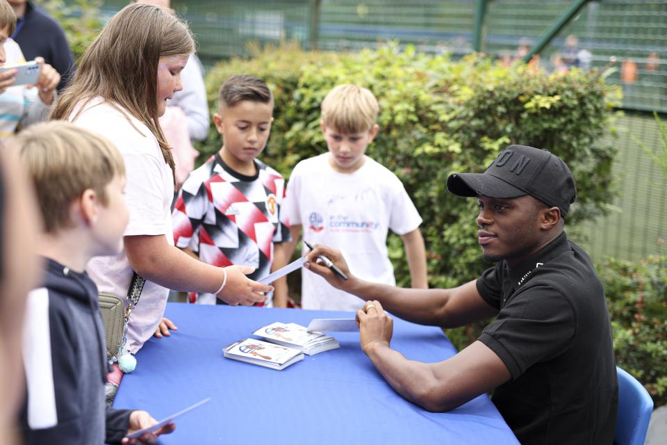 Mendes Gomes autographs