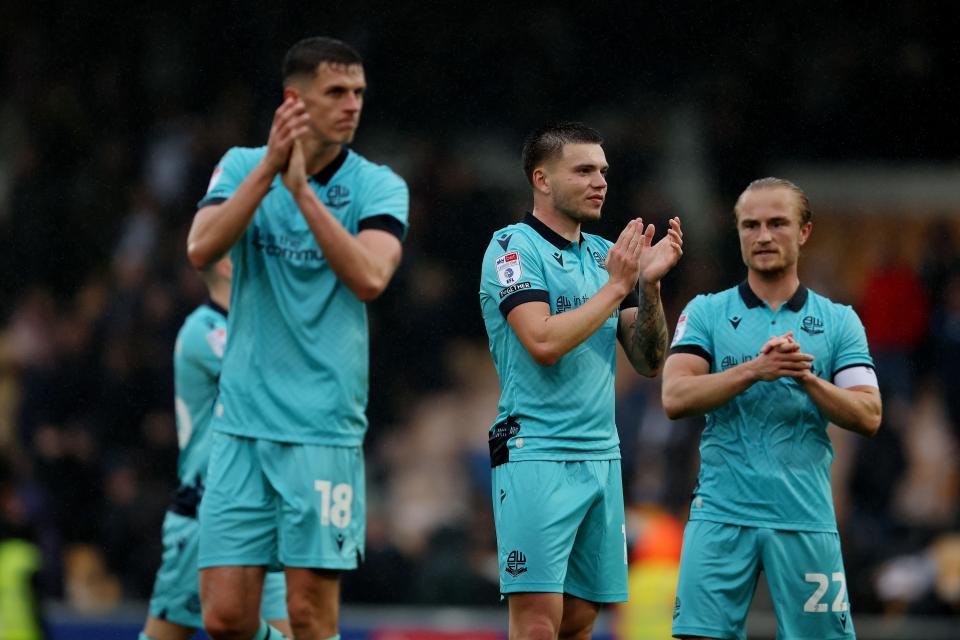 Team applause Port Vale