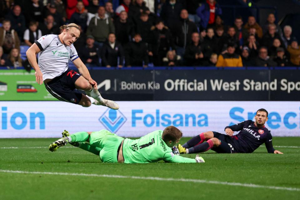 Dempsey challenge keeper Stevenage
