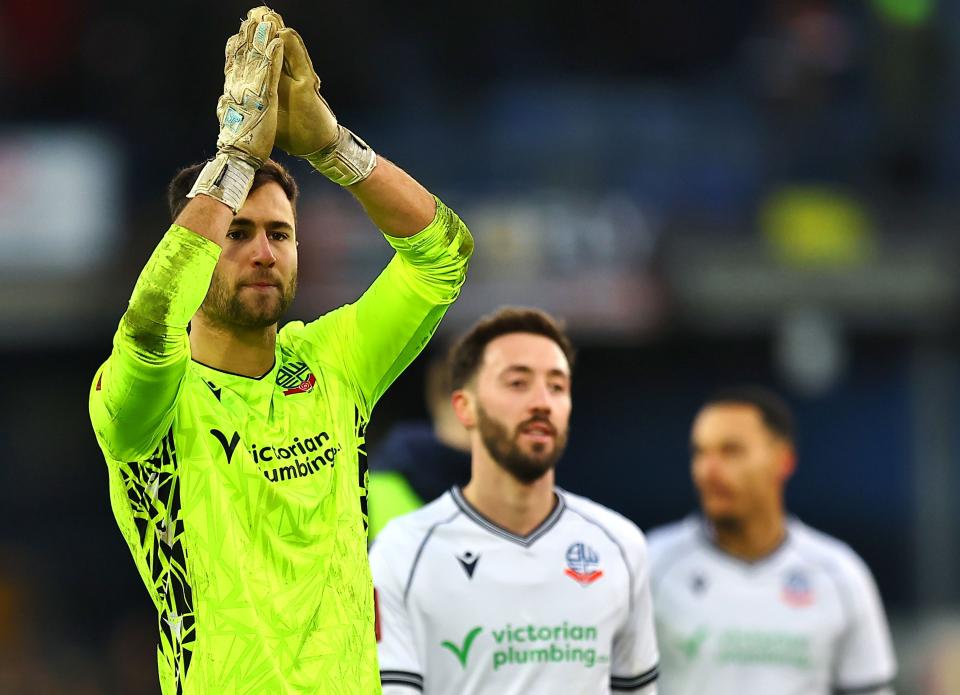 Nathan Baxter applause Luton