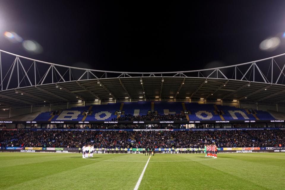 Teams centre circle Luton