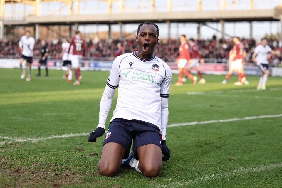 Carlos Mendes Gomes knee slide