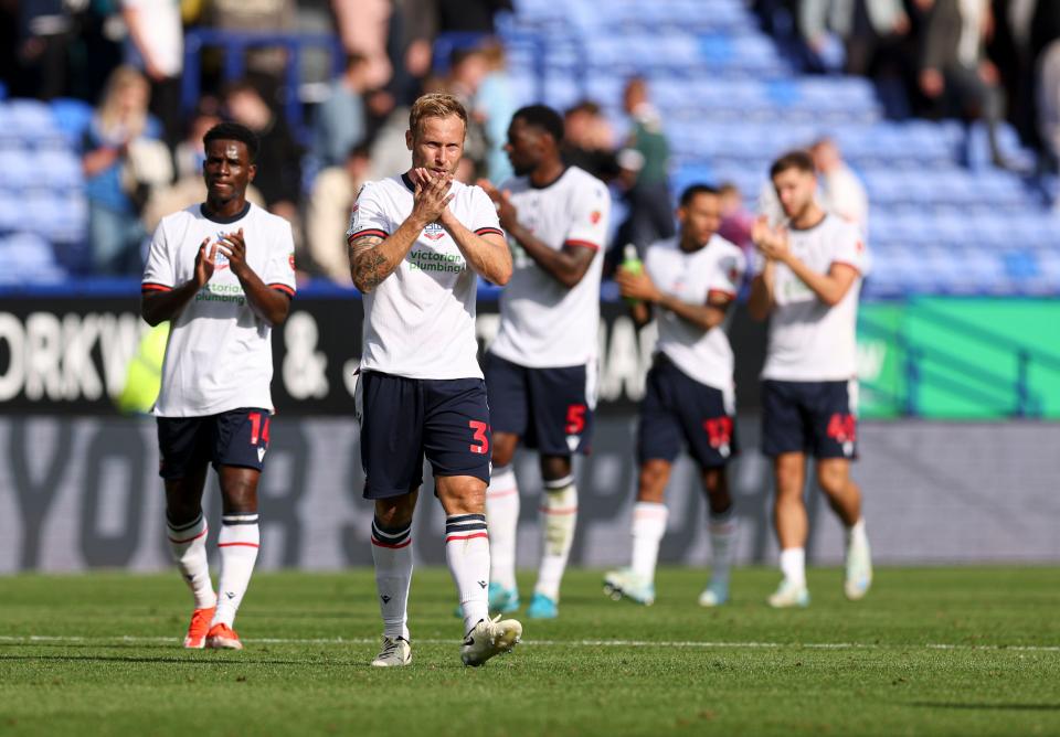 Arfield fans applause Wrexham