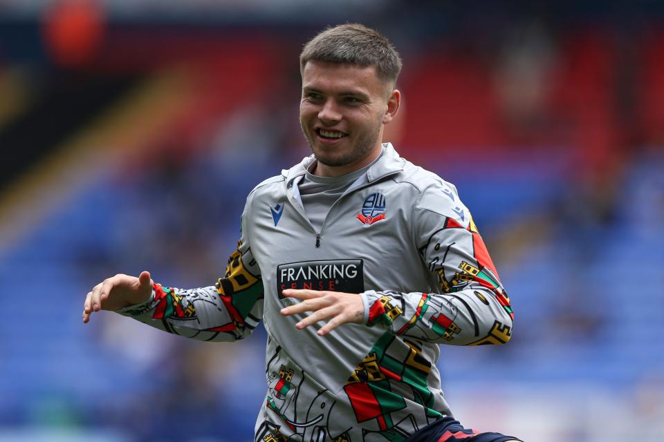 Aaron Morley warm-up Wrexham