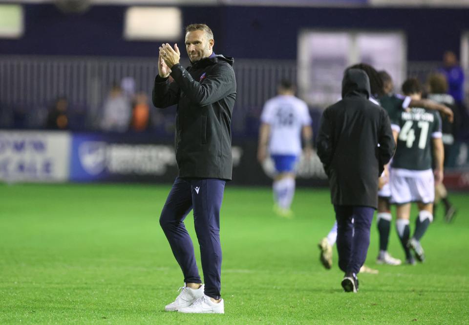 Ian Evatt applause Barrow