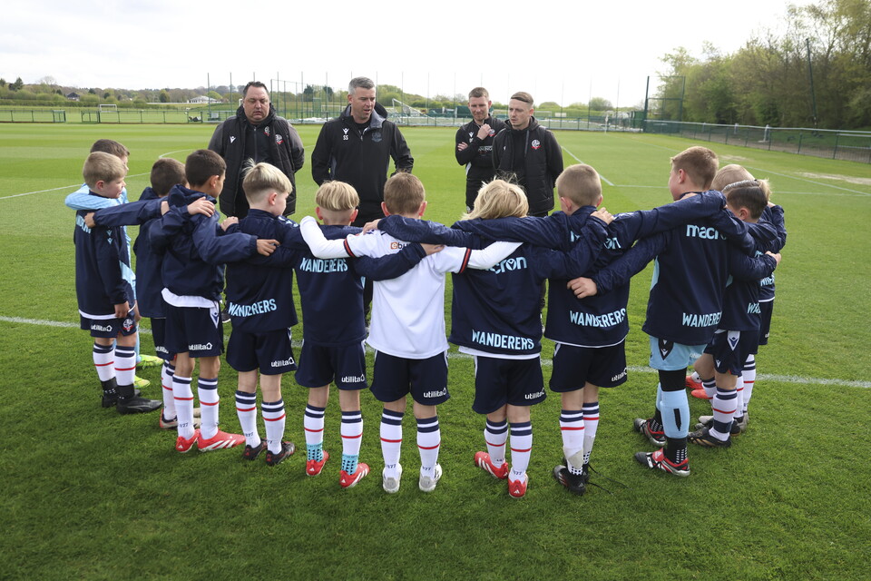 Under 8s having a team talk with Steven Schumacher