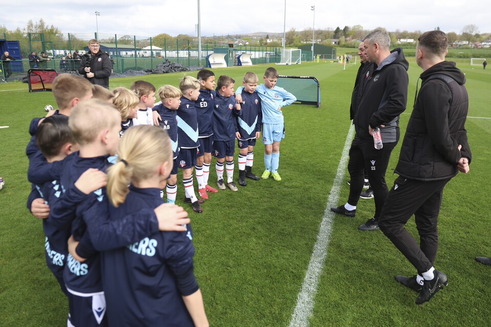 Under 8s having a team talk with Steven Schumacher