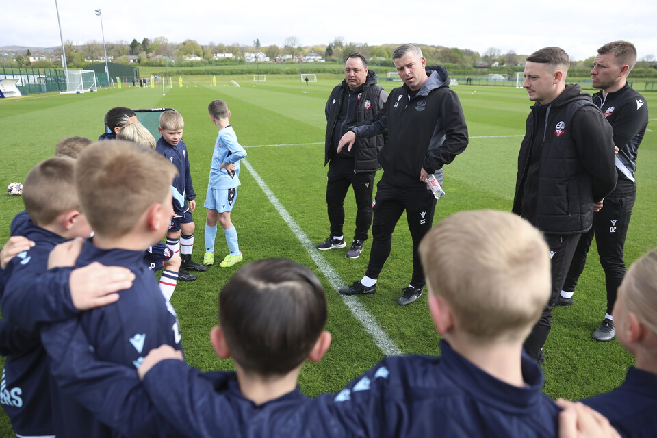 Under 8s having a team talk with Steven Schumacher
