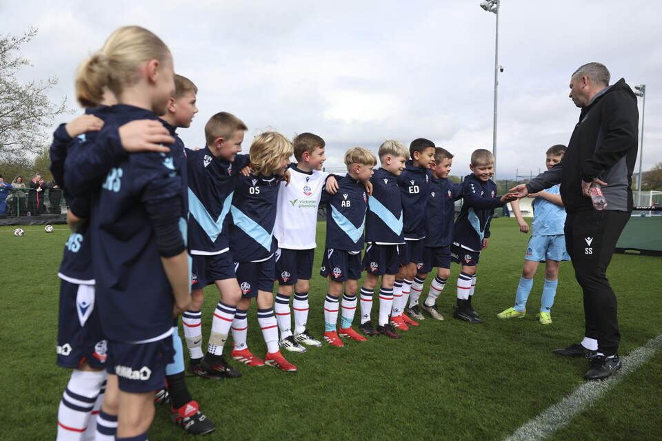 Under 8s having a team talk with Steven Schumacher