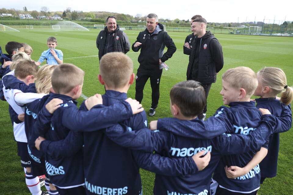 Under 8s having a team talk with Steven Schumacher