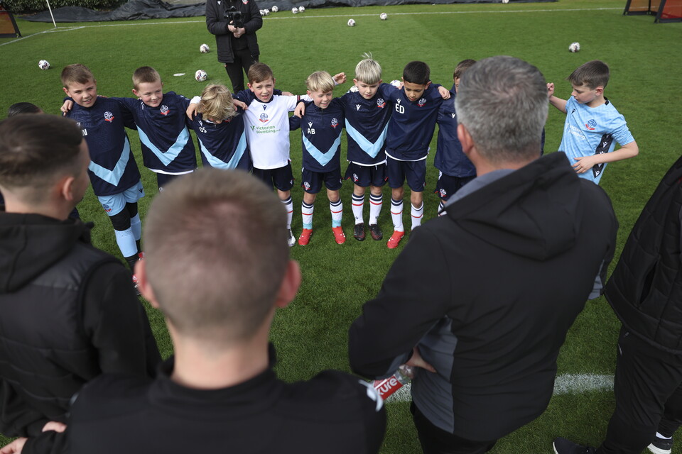 Under 8s having a team talk with Steven Schumacher