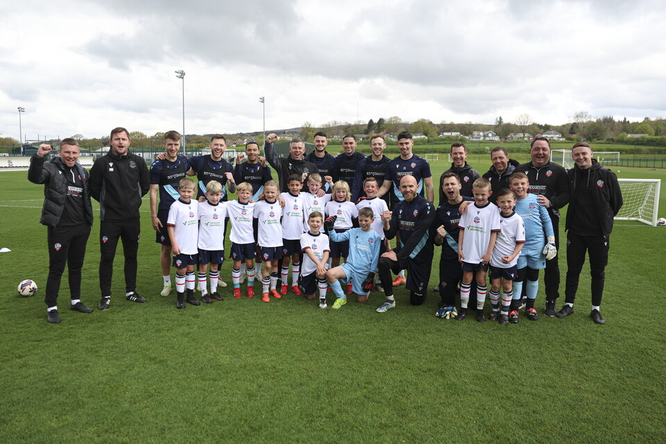 Coaches and players posing with Under 8s at the Training Session