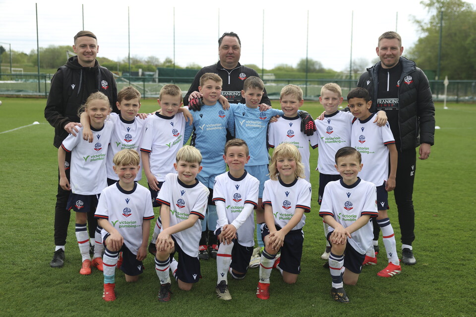U8s squad posing for a photo