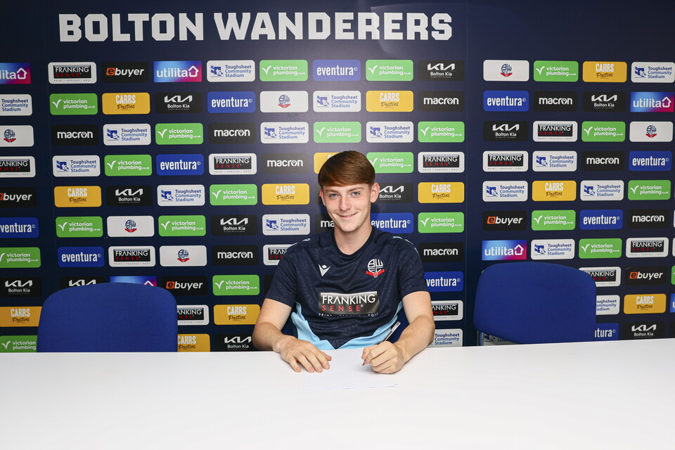 Sam Hopkinson signing