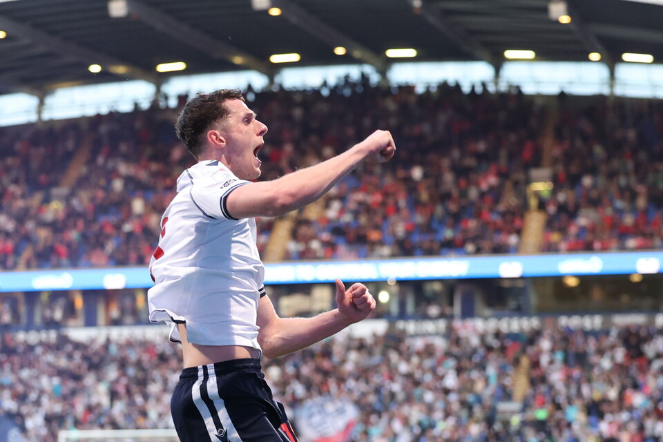 Eoin Toal scores versus Barnsley