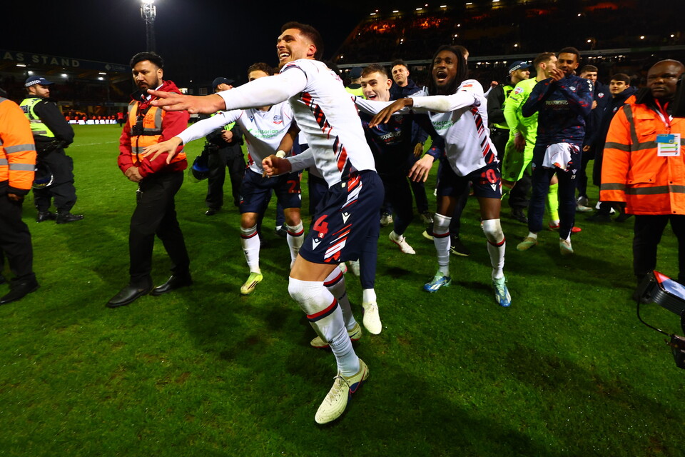 Simons celebration fans Bradford