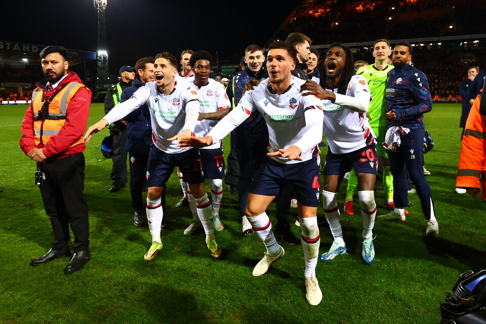 Simons celebration crowd Bradford
