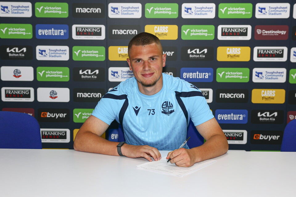 Aidan Mee signing head