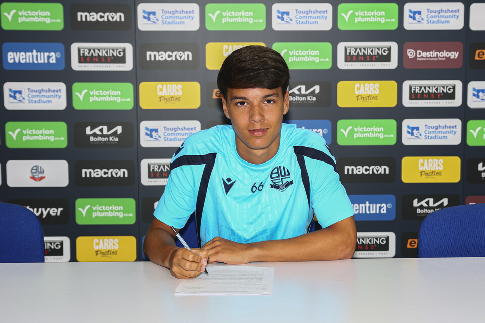 Alfie Baxter signing