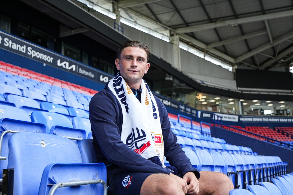 Charlie Paye signing