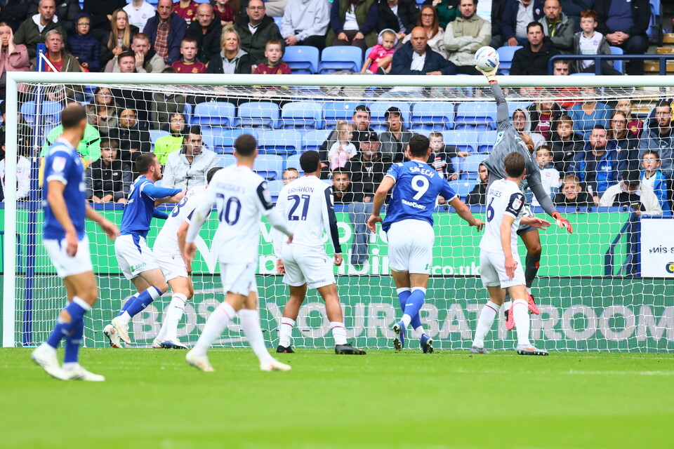 Gavin Bazunu save Cardiff