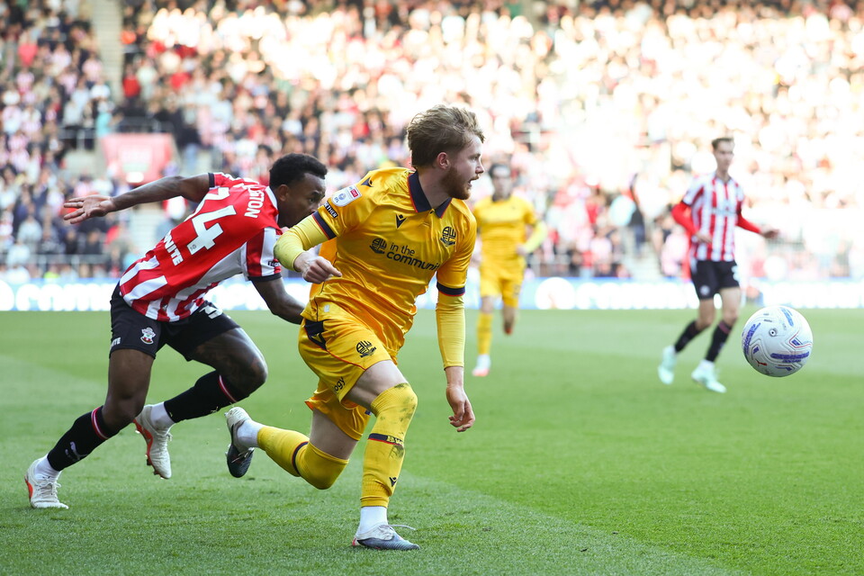 Player beating a Saints defender