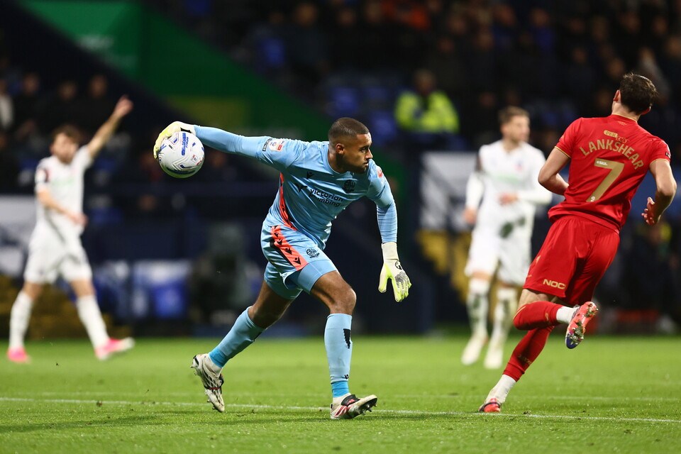 Gavin Bazunu plays the ball out against Middlesbrough 
