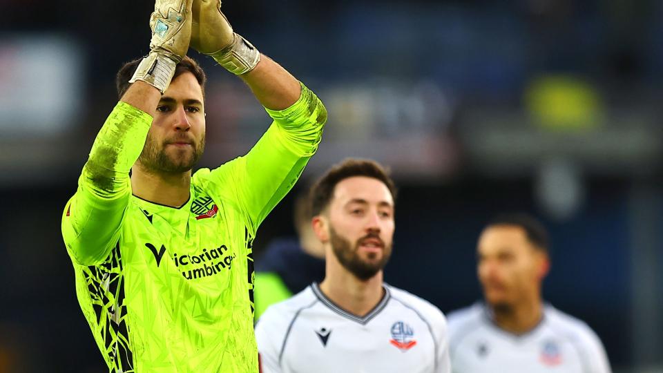 Nathan Baxter applause Luton