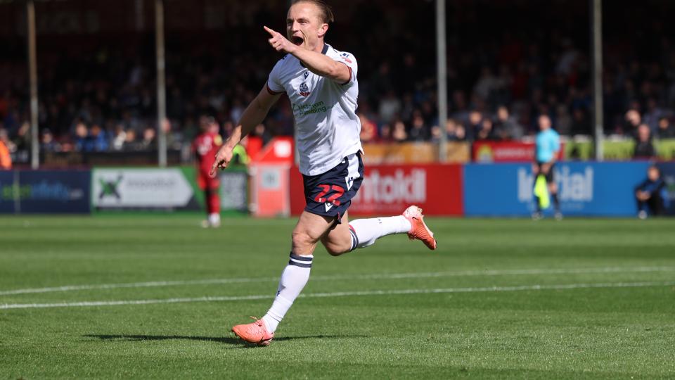 Dempsey celebration Crawley