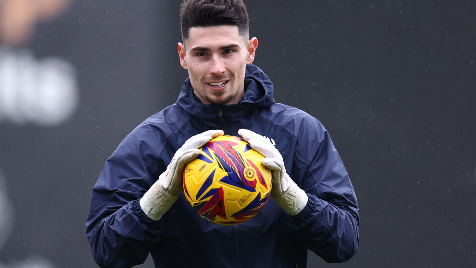 Luke Southwood warm-up Mansfield