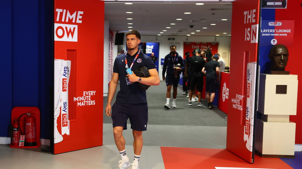 Simons arrivals Wembley